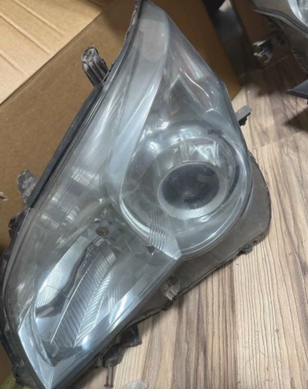 Передняя фара на Lexus GX